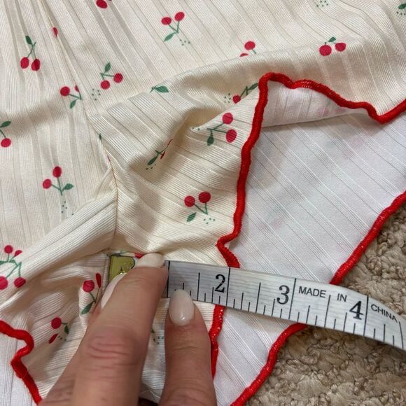 Ladies Off White and Cherry Print Loung Shorts Size Smalll - Picture 3 of 6
